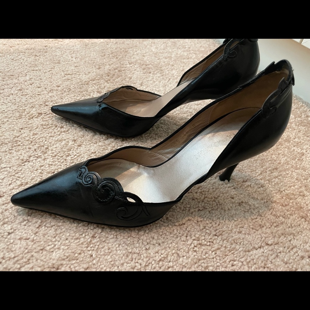 Giorgio Armani Italian leather black pumps